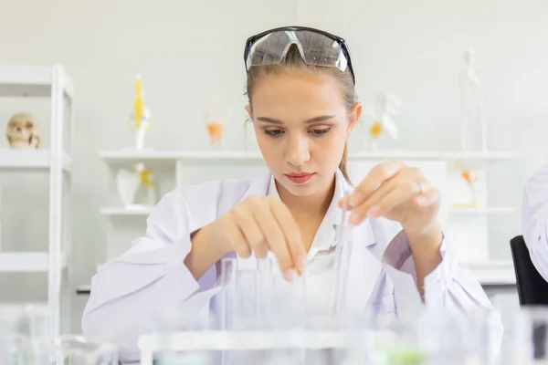 Een Mooie Vrouwelijke Wetenschapper Opereert Een Wetenschappelijk Lab Met Verschillende — Stockfoto