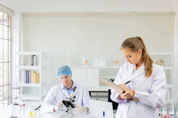 Wetenschappers Jonge Mannen Vrouwen Het Laboratorium Hebben Een Prachtig Oranje — Stockfoto