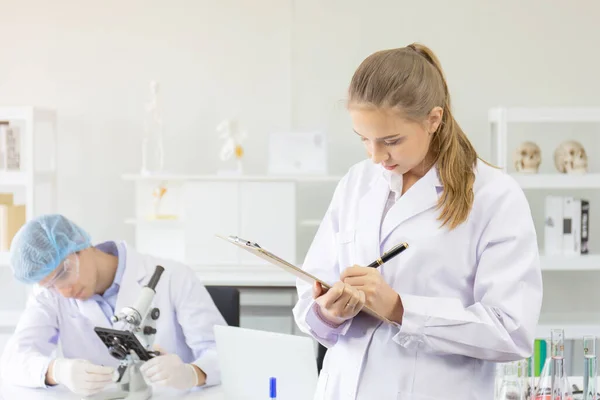 Wetenschappers Jonge Mannen Vrouwen Het Laboratorium Hebben Een Prachtig Oranje — Stockfoto