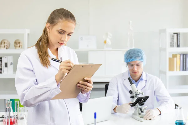 Wetenschappers Jonge Mannen Vrouwen Het Laboratorium Hebben Een Prachtig Oranje — Stockfoto