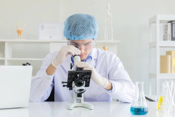 Jonge Wetenschapper Die Microscoop Het Laboratorium Gebruikt Mannelijke Onderzoeker Dragen — Stockfoto