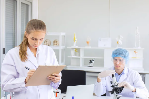 Wetenschappers Jonge Mannen Vrouwen Het Laboratorium — Stockfoto