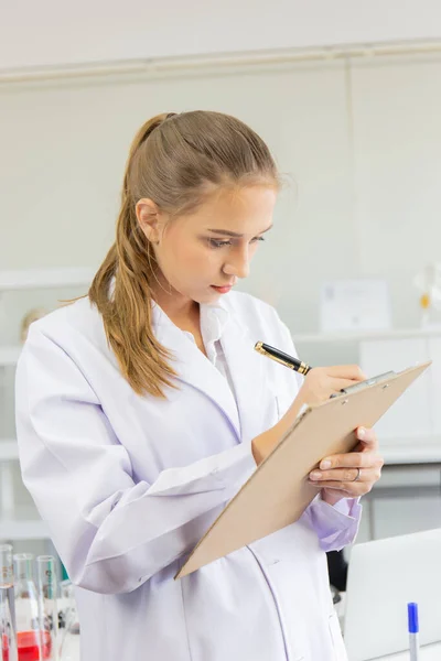 Portret Van Een Vrouwelijke Wetenschapper Een Laboratorium Die Een Wetenschappelijk — Stockfoto