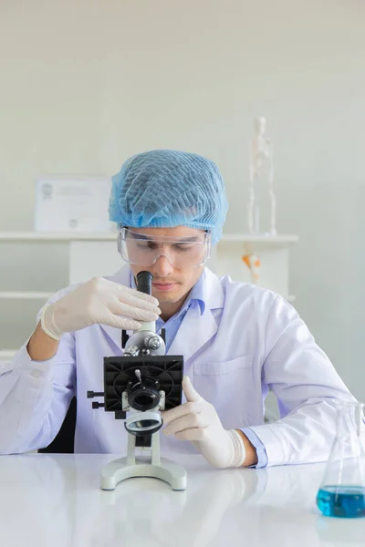 Jonge Wetenschapper Die Microscoop Het Laboratorium Gebruikt Mannelijke Onderzoeker Dragen — Stockfoto