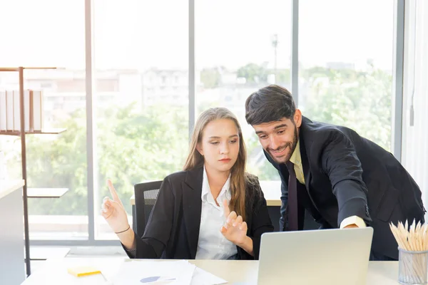 Jóvenes Empresarios Que Trabajan Oficina Con Ordenadores Portátiles Documentos Sus — Foto de Stock