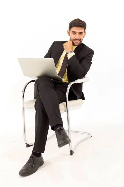 Hombre Negocios Guapo Sentado Una Tableta Una Silla Metal Aislado — Foto de Stock