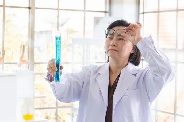 Descubriendo Una Cura Para Una Científica Asiática Que Está Concentrada —  Fotos de Stock