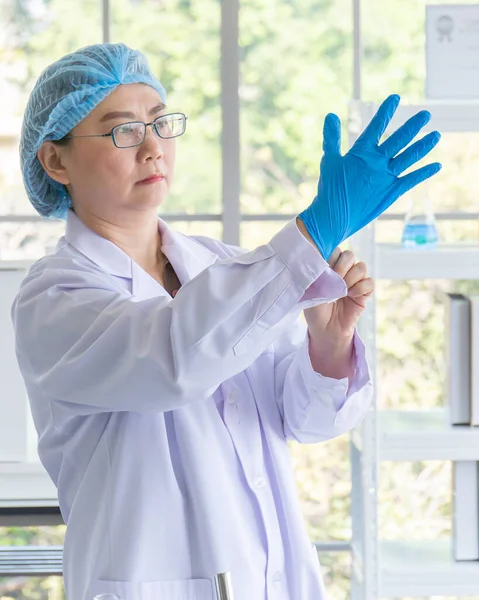 Aziatische Vrouwelijke Wetenschappers Dragen Blauwe Rubber Handschoenen — Stockfoto