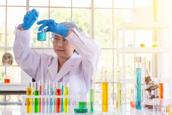 Ontdekken Van Een Remedie Voor Een Aziatische Vrouwelijke Wetenschapper Die — Stockfoto
