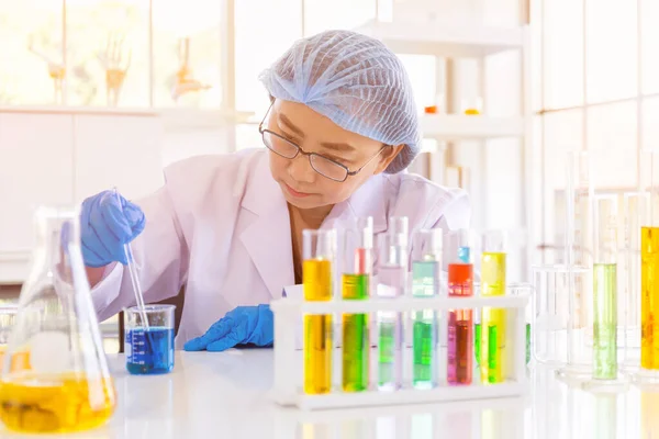 Een Aziatische Vrouwelijke Wetenschapper Onderzoekt Een Chemische Formule Een Lab — Stockfoto