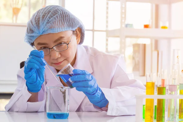 Een Aziatische Vrouwelijke Wetenschapper Onderzoekt Een Chemische Formule Een Lab — Stockfoto