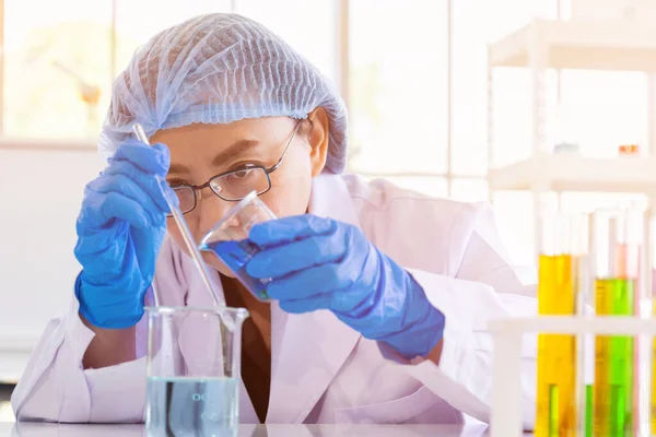 Een Aziatische Vrouwelijke Wetenschapper Onderzoekt Een Chemische Formule Een Lab — Stockfoto