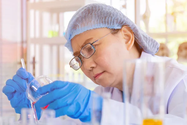 Een Aziatische Vrouwelijke Wetenschapper Onderzoekt Een Chemische Formule Een Lab — Stockfoto