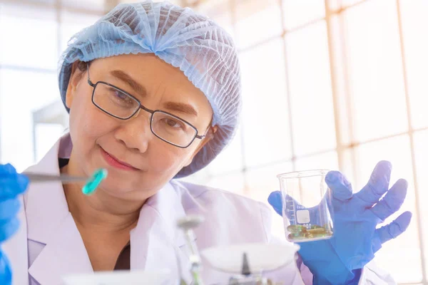 Een Aziatische Vrouwelijke Wetenschapper Onderzoekt Een Chemische Formule Een Lab — Stockfoto