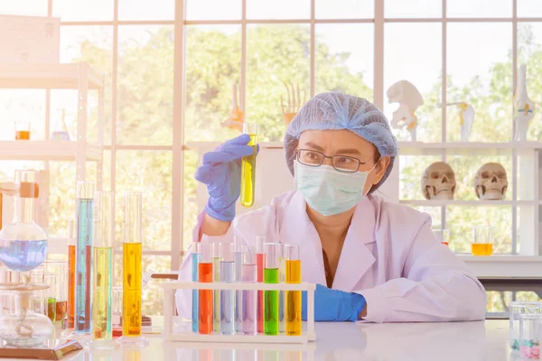 Een Aziatische Vrouwelijke Wetenschapper Onderzoekt Een Chemische Formule Een Lab — Stockfoto