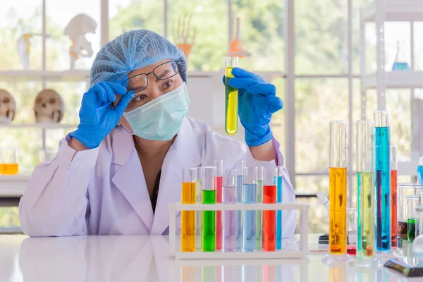 Een Aziatische Vrouwelijke Wetenschapper Onderzoekt Een Chemische Formule Een Lab — Stockfoto