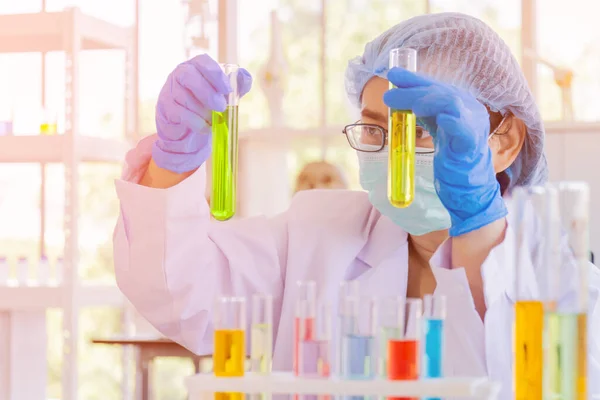 Een Aziatische Vrouwelijke Wetenschapper Onderzoekt Een Chemische Formule Een Lab — Stockfoto