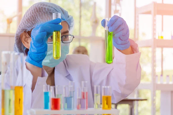 Asiatisk Kvinnlig Forskare Forskar Kemisk Formel Ett Labb — Stockfoto