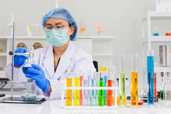 Een Aziatische Vrouwelijke Wetenschapper Onderzoekt Een Chemische Formule Een Lab — Stockfoto