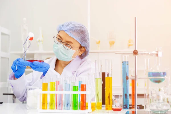 Een Aziatische Vrouwelijke Wetenschapper Onderzoekt Een Chemische Formule Een Lab — Stockfoto