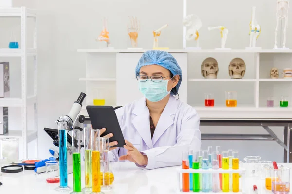 Een Aziatische Vrouwelijke Wetenschapper Onderzoekt Een Chemische Formule Een Lab — Stockfoto