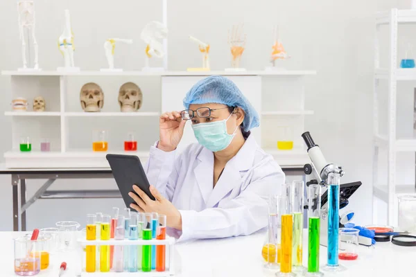 Een Aziatische Vrouwelijke Wetenschapper Onderzoekt Een Chemische Formule Een Lab — Stockfoto
