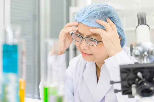 Asiatiska Kvinnliga Forskare Forskar Kemiska Formler Laboratorier Med Stress — Stockfoto