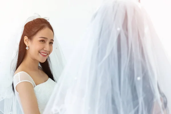 Uma Noiva Asiática Vestido Noiva Branco Fica Sorrindo Brilhantemente Frente — Fotografia de Stock