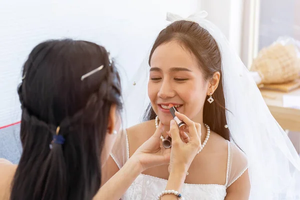 Uma Artista Mulher Maquiagem Para Noivas Asiáticas Para Seu Casamento — Fotografia de Stock