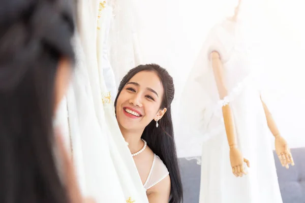 Uma Noiva Asiática Está Escolhendo Vestido Para Seu Casamento Sorrindo — Fotografia de Stock