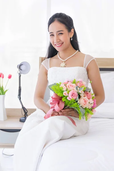 Uma Noiva Asiática Vestido Noiva Está Sentada Sorrindo Brilhantemente Cama — Fotografia de Stock