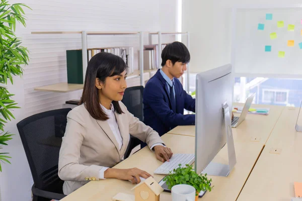 Δύο Άνδρες Επιχειρηματίες Και Γυναίκες Επιχειρηματίες Κάθονται Επιμελώς Στο Γραφείο — Φωτογραφία Αρχείου