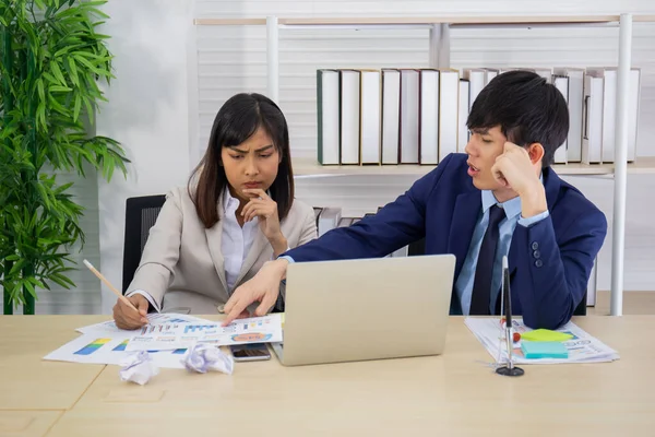 Due Asiatici Del Personale Maschile Femminile Hanno Contribuito Pianificare Tavolo — Foto Stock