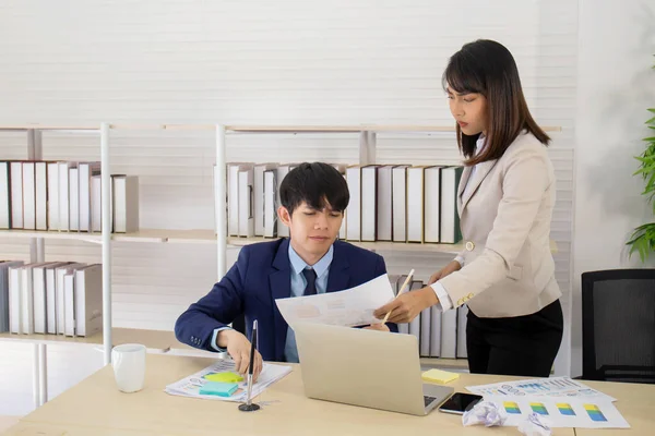 Een Aziatische Vrouwelijke Supervisor Staat Met Een Jonge Mannelijke Werknemer — Stockfoto