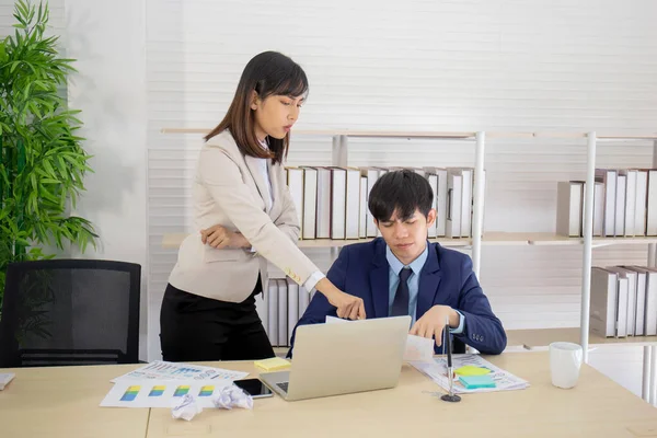 Supervisore Donna Asiatica Sta Con Giovane Dipendente Maschio Sulla Sua — Foto Stock