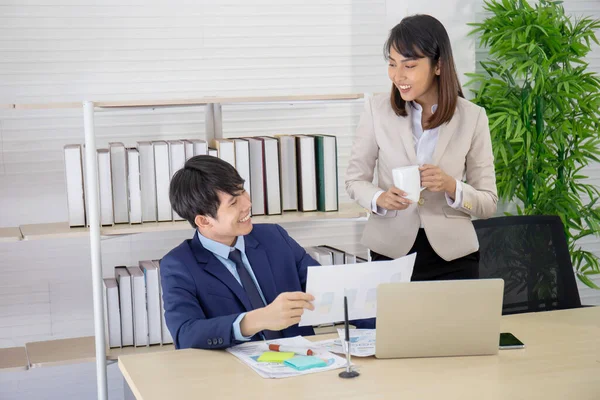 Una Compañera Trabajo Asiática Estaba Hablando Con Hombre Negocios Escritorio — Foto de Stock