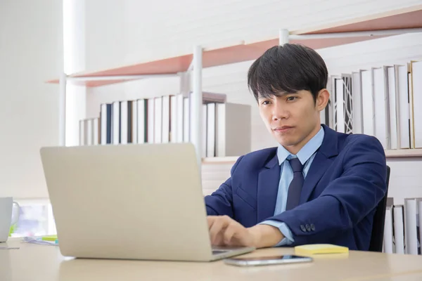 Jovem Empresário Asiático Sentou Seriamente Mesa Escritório — Fotografia de Stock
