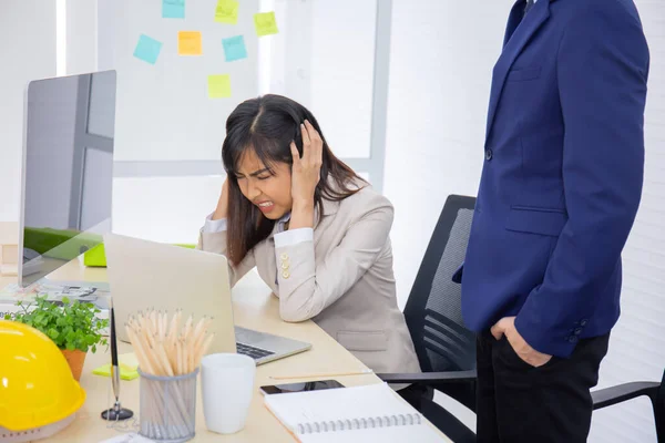 Frustrato Stressato Giovane Asiatico Business Con Copertura Fase Punta Mano — Foto Stock