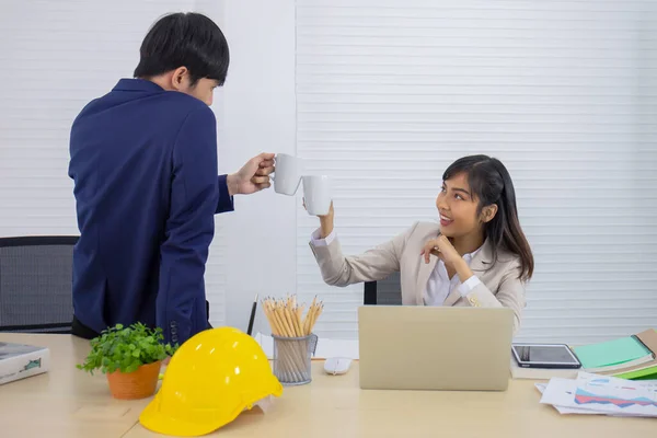 Una Giovane Professionale Donna Affari Asiatica Seduta Alla Sua Scrivania — Foto Stock