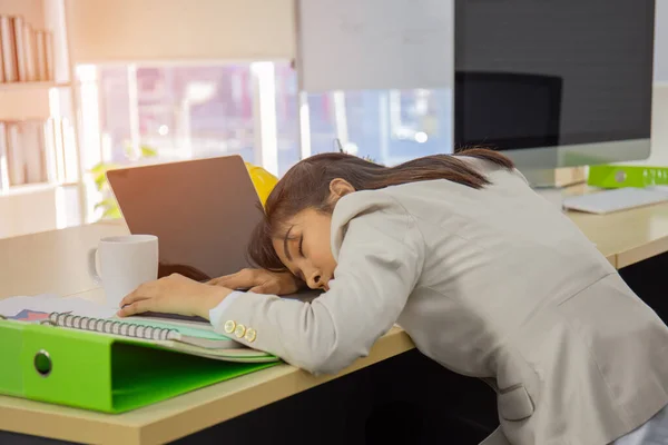 Young Asian Professional Businesswoman Sleeping Her Desk — Stockfoto