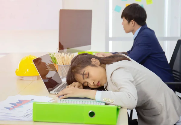 Young Professional Young Asian Businesswoman Sleeping Her Desk Male Employee — Stockfoto