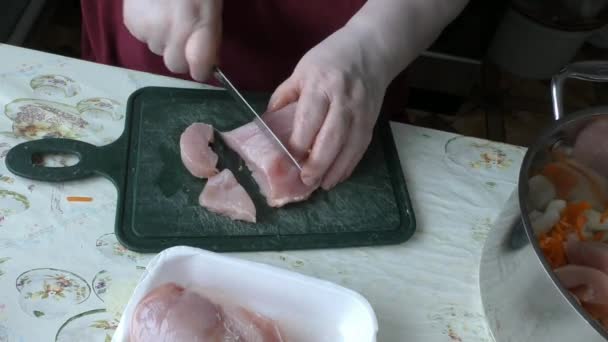 Femme Cuisinier Coupe Poulet — Video