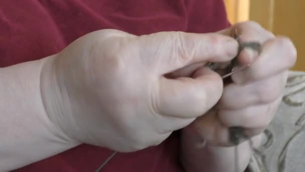 Tricot tricoté femme avec laine 