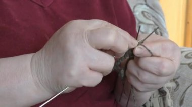 Yünlü örgü ören kadın.