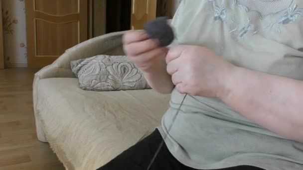 Woman Spools Woolen Thread — Stock Video
