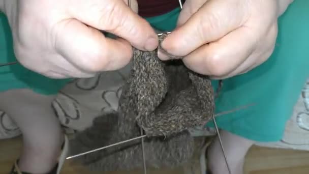 ウールと女性のニット編み — ストック動画