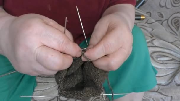 Strickerinnen Stricken Mit Wolle — Stockvideo