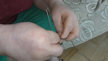 Yünlü örgü ören kadın.