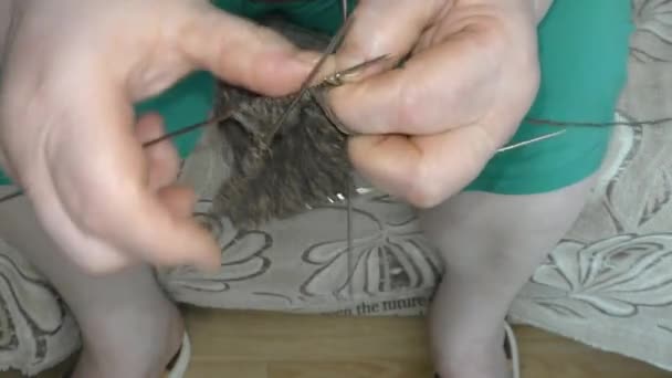 Tricot tricoté femme avec laine 