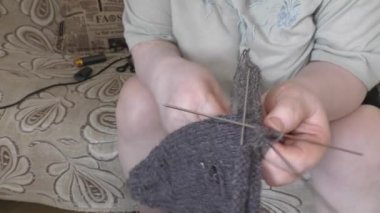 Yünlü örgü ören kadın.